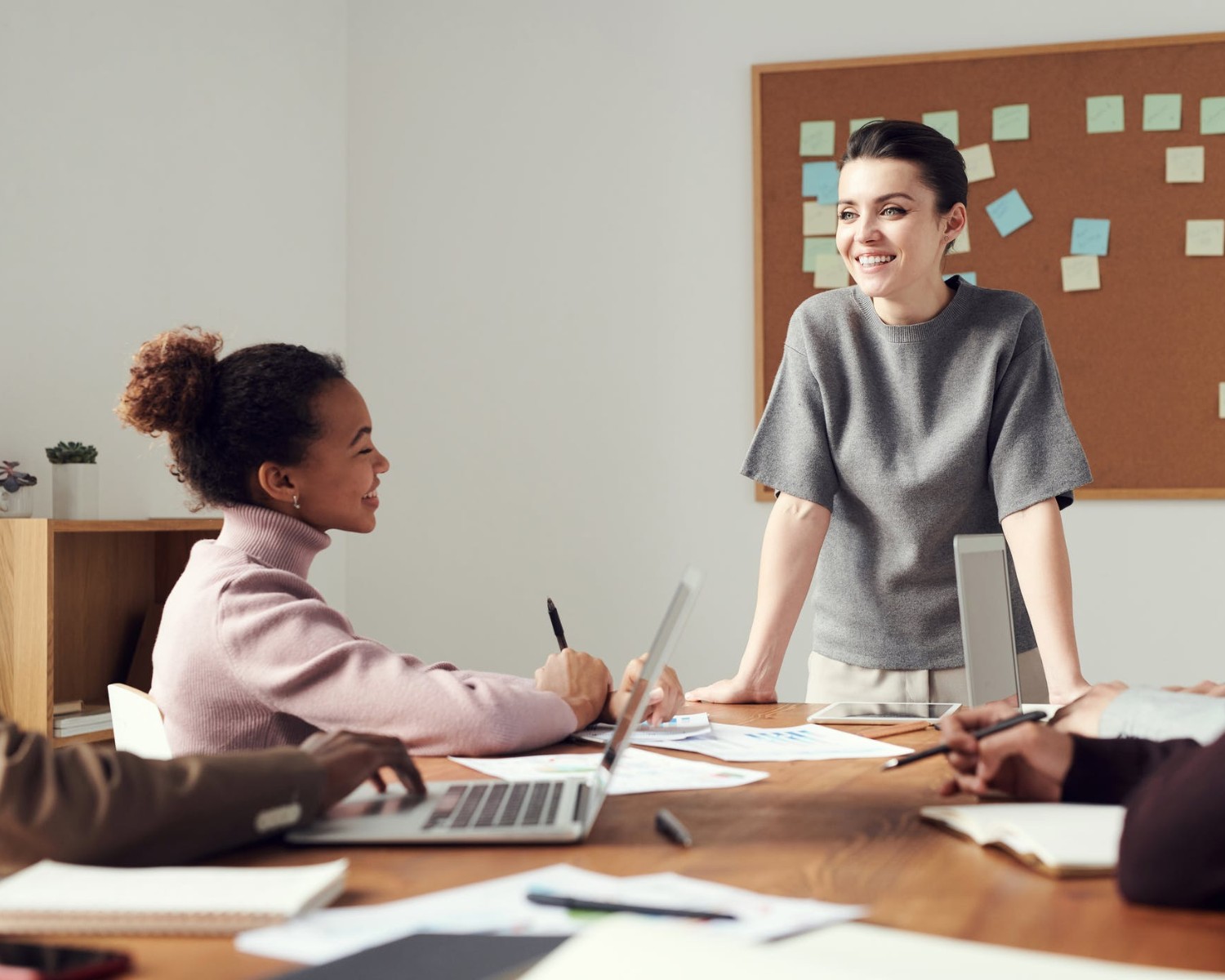 7 zachte vaardigheden waar werkgevers in 2025 dol op zijn (+50 voorbeelden voor een CV)